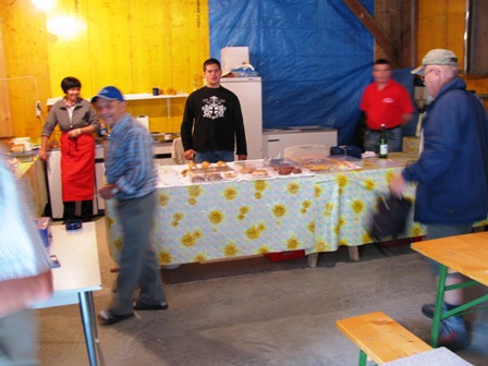 Volle Bewegung bei den Mitarbeitern an der Labestelle - man sieht förmlich das Zischen