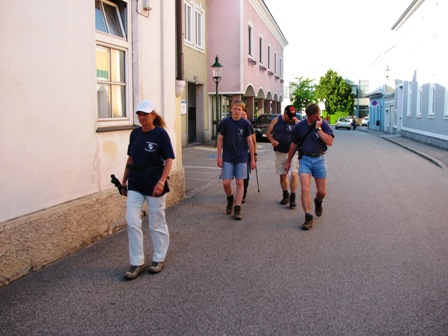 Die Wanderfreunde Rappottenstein auf den ersten Metern durch Ybbs