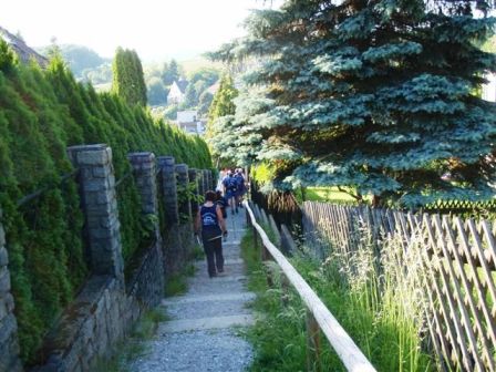 Über einer schmalen Naturstiege gehts bergab...