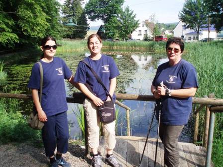Die Damen der Familie Fichtinger genießen die Sonne beim schönen Teich