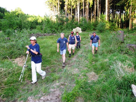 Karin führt die Gruppe nach der Labestelle an