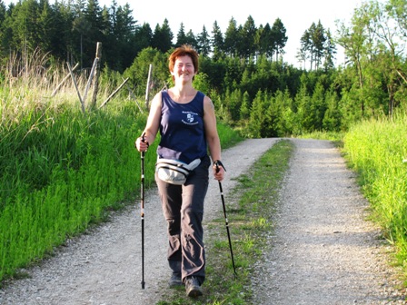 Monika genießt den Abendspaziergang im Wald