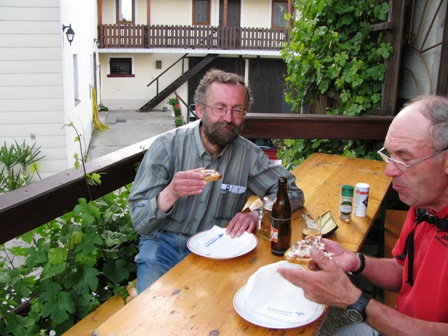 Ein Foto mit Seltenheitswert: EVG-Präsident Johannes Leopold bei der Jause