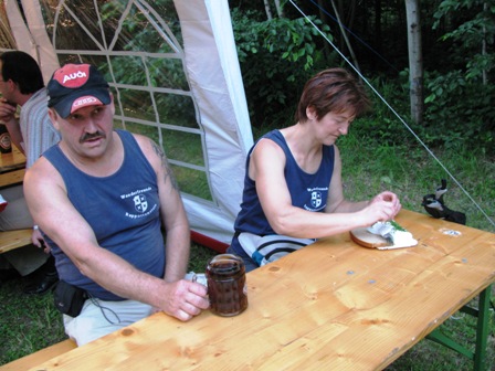 Monika muß ihn auch gleich verkosten - Manfred steht mehr auf FLEISCHIGES