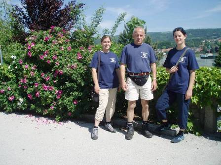 Familie Fichtinger posiert nun vor dem Hintergrund der Donau