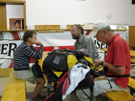 Elfriede Frank, Johannes Leopold und Johann Lebsinger haben die Runde auch schon geschafft (nachdem sie zuvor den 'leichten' Marathon in Plankenstein absolviert haben)