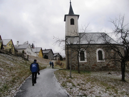 Vorbei an der schnen Kapelle von Bhmsdorf
