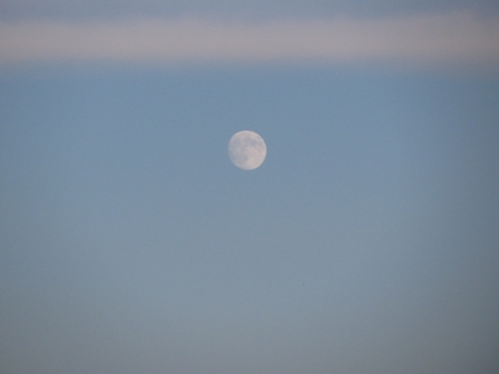 Der Mond steht schon am noch blauen Himmel - der erste Tag ist geschafft