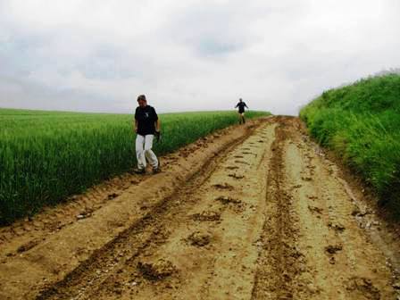 Heikler schlammiger Weg bergab