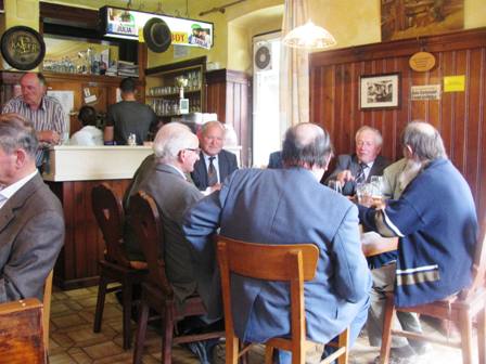 Im Gasthaus zur Gemeindestube (sehr empfehlenswertes Gulasch) herrscht Frühschoppenstimmung
