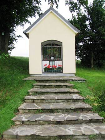 Wunderschönes Marterl auf der Anhöhe