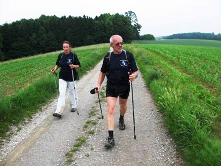 Werner und Zirberl genießen den Blick Richtung Ziel am Höhenweg in Kälberhart