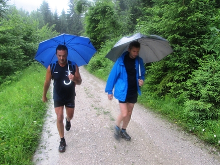 Wanderleiter Ernst Brunnmayr und Manfred Zinner im Anstieg durchs Weissenbachtal