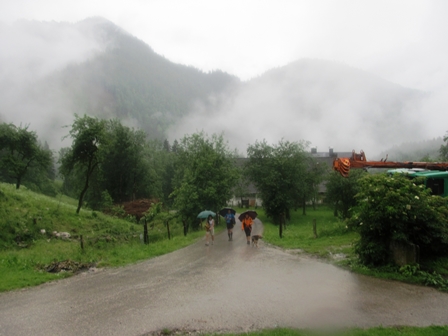 Am Weg durch Weissenbach regnet es noch