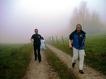 Wanderleiter Ernst Brunnmayr und Opa-Helmut Reiter ziehen durch den Nebel - Gorillas im Nebel