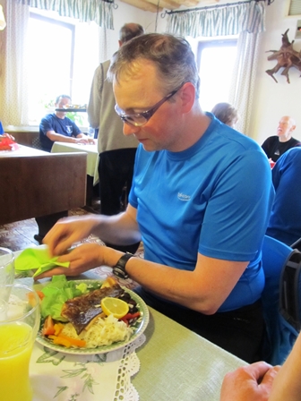 Mahlzeit Harald - er lsst sich die Forelle auf Salat richtig schmecken