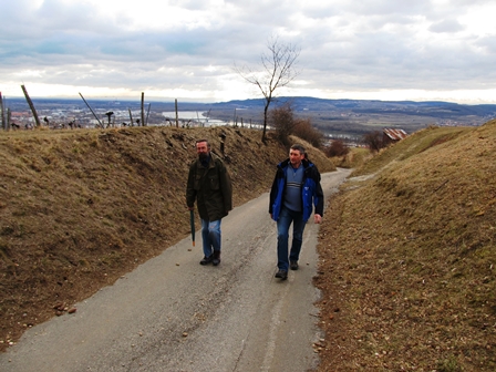 Onkel-Poldi und Manfred Zinner erreichen vor dem Hintergrund der Donau die Schwarzalm