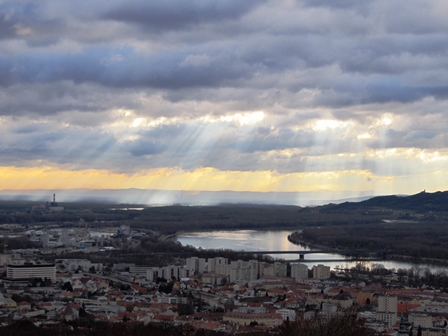 Sonnenstrahlen ber Krems an der Donau