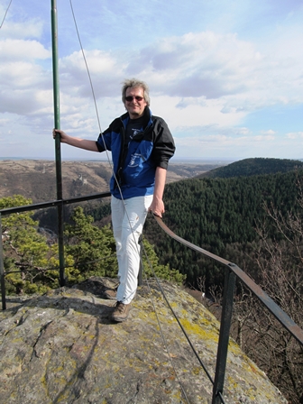 ...Opa-Helmut Reiter geniessen den Ausblick auf der Hiesbergwarte