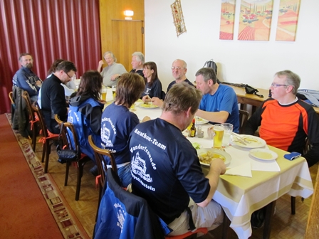 Mittagsmahl im Gasthaus Janu in Senftenberg - 27 km sind absolviert