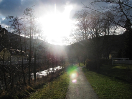 Am Radweg durch Weienbach scheint die Sonne