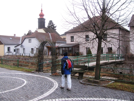 Kirche und Brcke ber die Triesting in Klausen-Leopoldsdorf