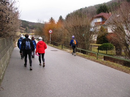 Die Gruppe am Weiterweg Richtung Weidenbach