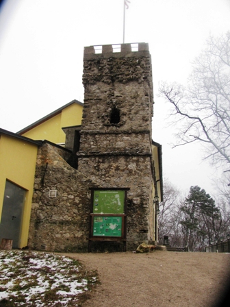 Das neu errichtete Schutzhaus am Hllenstein