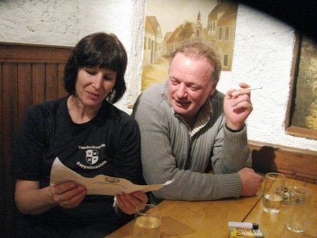 Andrea zeigt ihrem Mann Robert stolz die Stempelkarte vom Mdlinger Rundwanderweg 448 beim abschlieenden Heurigen in Krems an der Donau