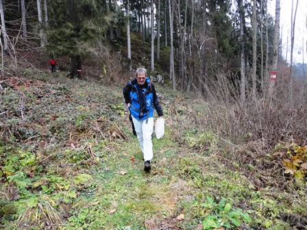 Opa-Helmut beim Aufholen nach einem 'Austritt' im Wald