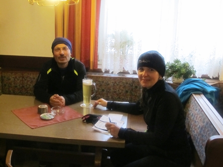 Mustafa und Gaby bei der Einkehr im Gasthaus Moser in Kleingttfritz