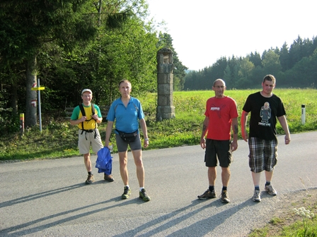 Karl Hinterndorfer, Walter Gttl sowie Jrgen und Mark Strunk genieen die Wanderung