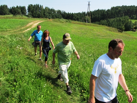 Josef Hain, Alois Stger, Sieglinde Stogmeyer und Walter Gttl gehen die ersten Kilometer gemeinsam