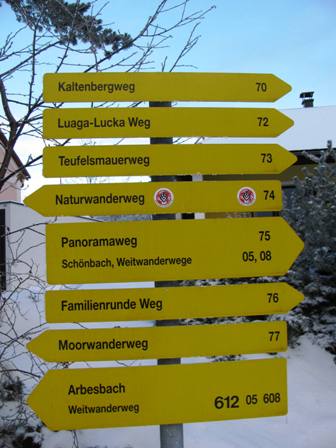 Wegweiser als stets gute Markierung - es wird der Weg 74 begangen