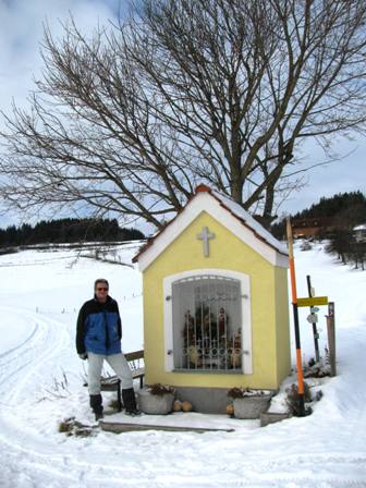 Opa-Helmut vor der 'Wegkapelle Untersteinecker'