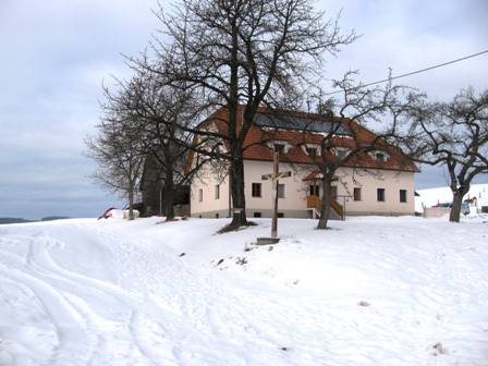 Schönes Gehöft am Hügel