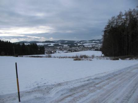 Der Blick vom Anstieg zurück Richtung Freistadt