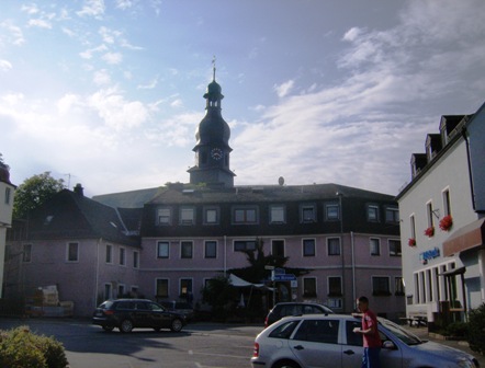 Blick vom Hauptplatz zur Kirche