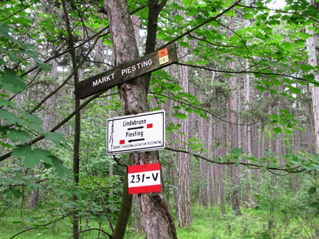 Die Hinweisschilder geben Auskunft über den momentanen Standpunkt