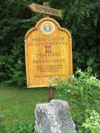 Gedenktafel bei Start und Ziel des Piestingtaler RWW zu Ehren der Gründer