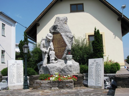 ...und ein sehr schönes Kriegerdenkmal